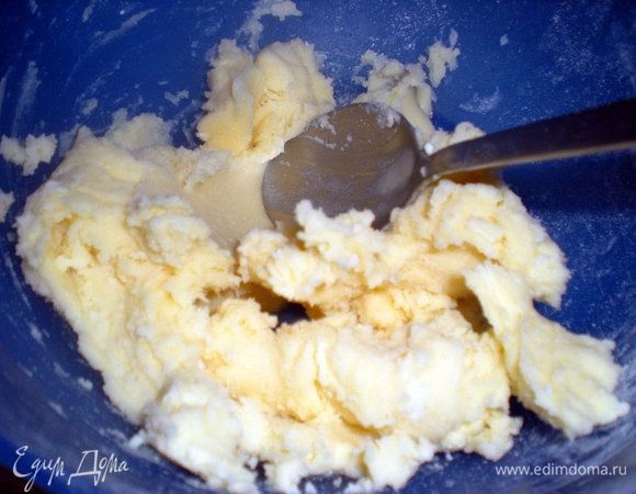 Итак: масло комнатной температуры взбить с сахарной пудрой,до пышной,бледной массы. Я растирала ложкой,а потом уже миксером добивалась пышности.