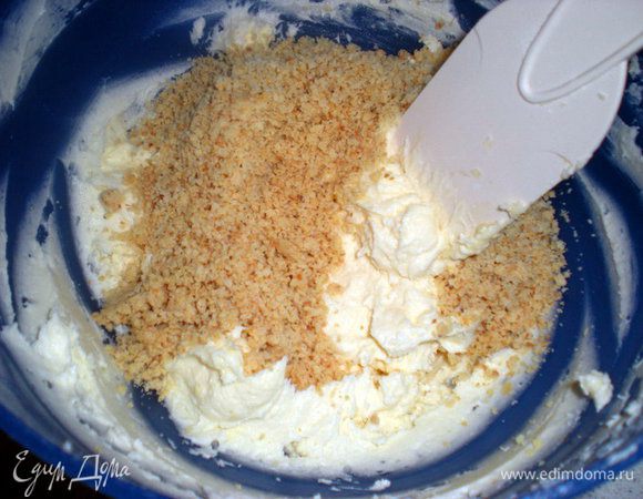Добавить миндаль.Взбить.
