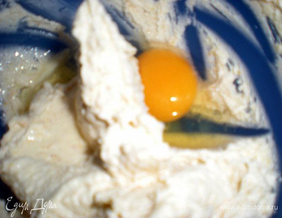 Не переставая взбивать добавить по одному яйца.