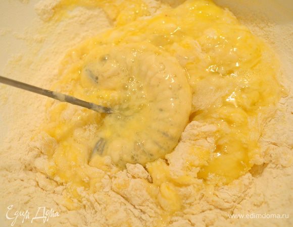 добавить муку, соль и перец. Все размешиваем до однородности