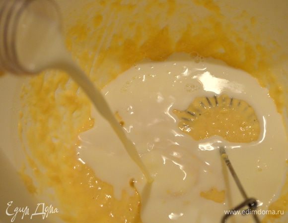 вливаем молоко и размешиваем