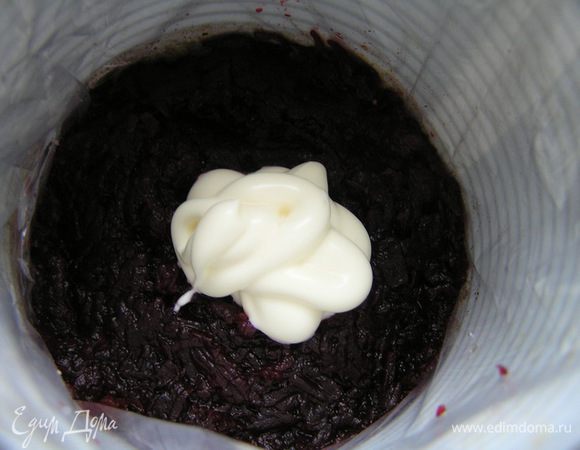 Кольца для десертов (или обычные жестяные банки без крышек и дна) обернуть пищевой пленкой, поставить на тарелки. В каждое кольцо выложить по 2 ст.л. тертой свеклы, добавить по 1-2 ч.л. майонеза, разровнять.