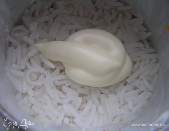 Выложить по 2 ст.л. риса, поперчить, также смазать майонезом, разровнять, слегка придавливая.