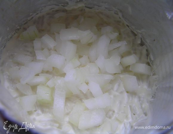 Посыпать измельченным луком.