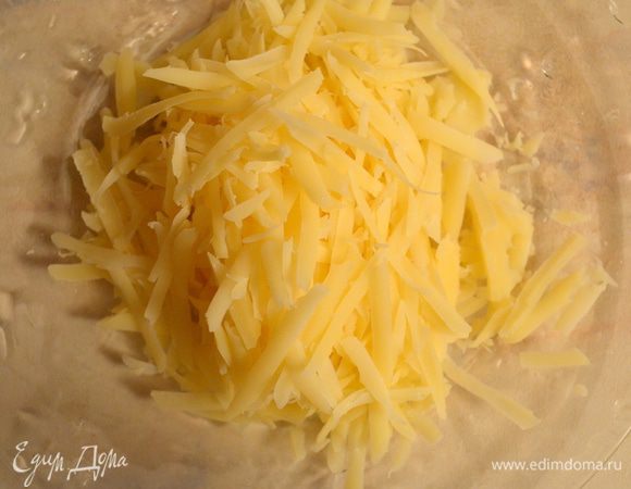 пармезан натереть на крупной терке и тоже добавить в тесто