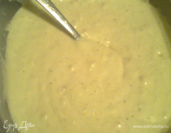 В отдельной  посуде  перемешать просеянную  муку и разрыхлитель, туда же добавить яйца, кефир, масло, соль и перец. Получится  полужидкое тесто. Обе  состава  соединить  и хорошенько помешать. Посуду смазать маслом  и переложить тесто. Печь при температуре 180 гр. 30 мин. Очень вкусно, советую.