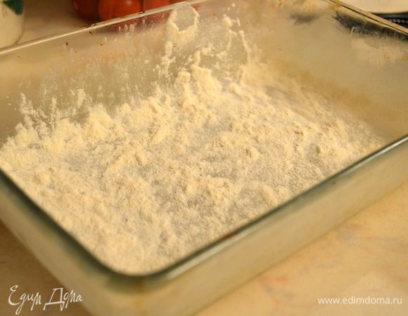 стеклянную форму смазать сливочным малом и присыпать мукой