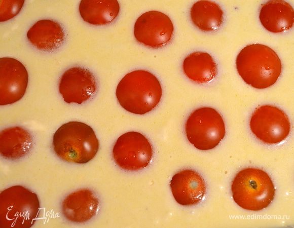 вылить в нее тесто и разложить сверху томаты