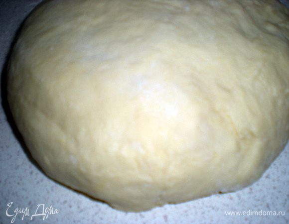 Тесто вымешено,теперь можно немного подпылить рабочую поверхность и сформировать из теста шар.Миску тоже подпылить мукой и уложить шар из теста .Накрыть полотенцем и убрать в теплое место,без сквозняков.На полтора часа