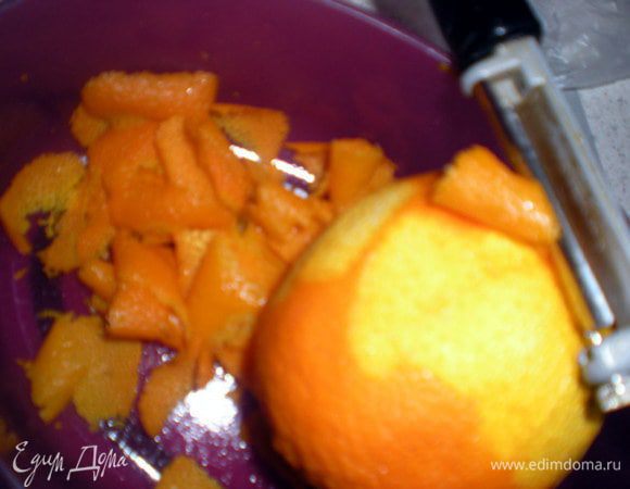 Тем временем готовим начинку:Снимаем цедру с цитрусовых,нужно было натереть на терке,но я поленилась и сняла овощечисткой тонюсенький слой цедры с 3 апельсинов.Слишком большие лоскутки я порезала помельче.