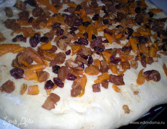 выкладываем всю начинку на поверхность теста.