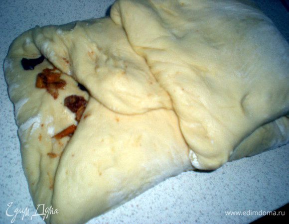 Заворачиваем тесто с длинной стороны,от себя,потом на себя дальний край теста.