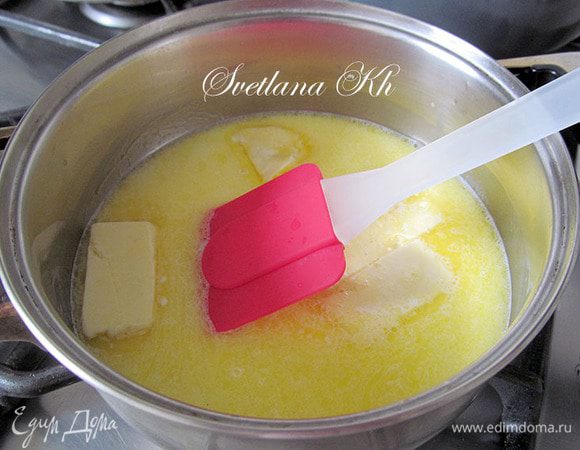 Разогреть духовку до 200 гр. Противень, на котором будете выпекать пирог, застелить пекарской бумагой. Начертить на ней круг диаметром 30 см, можно и меньше. Перевернуть бумагу.
В кастрюлю налить воду, молоко, масло, соль. Довести до кипения, размешать до однородности.