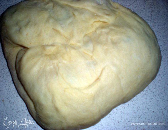 Сворачиваем с боковых сторон.Немного прижимаем тесто,пытаясь распределить начинку по всему тесту.