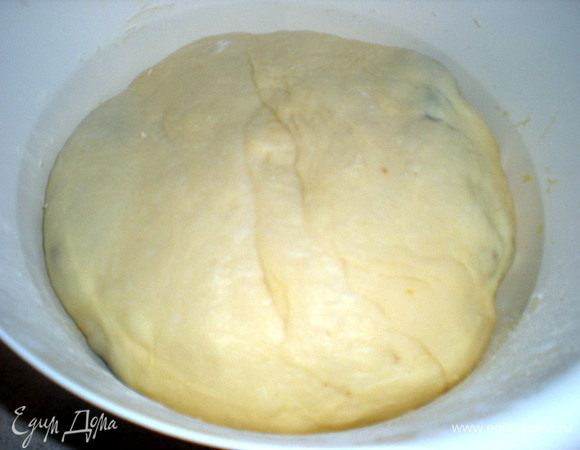 затем формируем шар и укладываем в миску (немного подпылить) на 30 минут в тепло.Я обычно убираю в потаённое место в кухонном шкафу,там уж точно нет сквозняка и по кухне можно перемещаться не переживая на нагоняемый ветер.