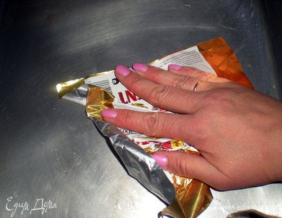 Смазываем противень маслом.Очень мне понравилась идея,не выбрасывать обертку от масла и смазывать ей противни и любые формочки.Очень удобно!!Кто еще не пробовал - советую!!!