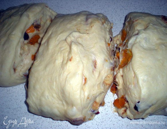 Слегка подпылим стол мукой и выкладываем тесто.Придаем продолговатую форму и делим на три части.Как я уже говорила,лучше поделить на 6 частей.