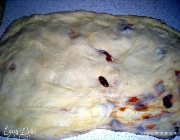 Берем одну часть,выкладываем срезом вниз,распределяем руками в прямоугольник.