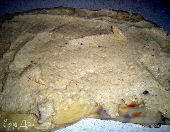 Обильно смазываем миндальным кремом.