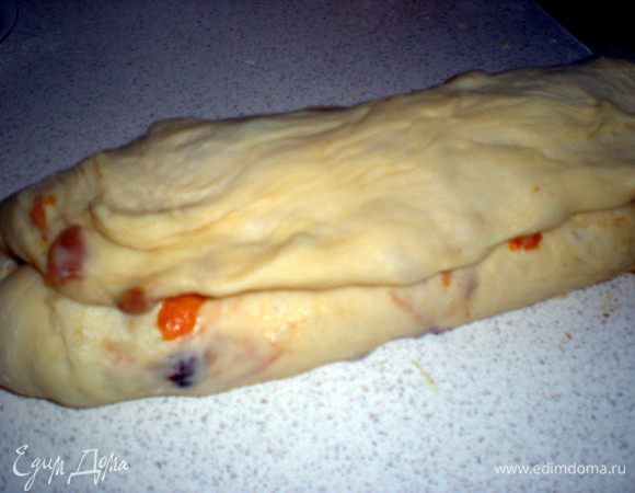 Затем внахлест,закрываем дальним от себя краем.Хорошенько защипываем края.