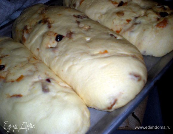 Вот в таких мутантов превратились мои штоллены через два часа.Выпекаем до светло-золотистого цвета в разогретой до 170гр духовке,35-40 минут