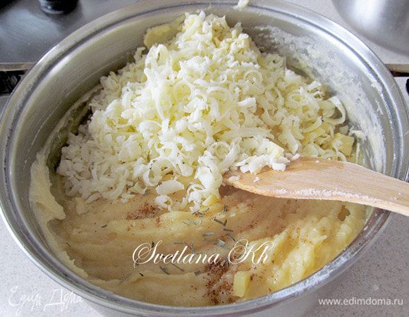 Всыпать муку, размешать, чтобы не было комочков, до гладкого состояния. Мешать еще 2 минуты, чтобы тесто стало отставать от стенок кастрюли.Снять с огня и по одному добавлять яйца. Размешивать до гладкости теста.
Добавить сыр, мускатный орех, орегано, хмели-сунели, перец.