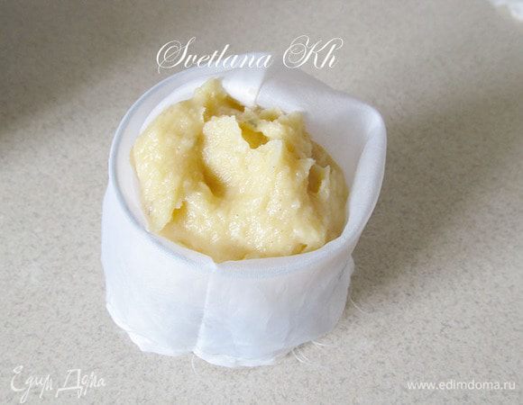 Готовое, гладкое тесто выложить в кондитерский мешок с круглой насадкой. У меня мешок маленький и не очень удобный. Пришлось тесто докладывать в него 3 раза.