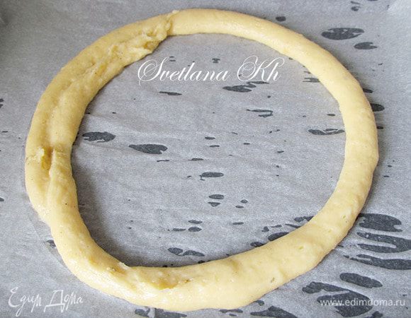 Выкладывать тесто по обведенному контуру, спиралью, с краев- в центр.