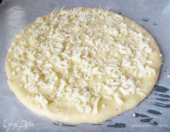 Следить, чтобы не было зазоров между тестом. Разровнять при необходимости. Посыпать сыром, перцем и поставить в разогретую духовку на 30 минут.