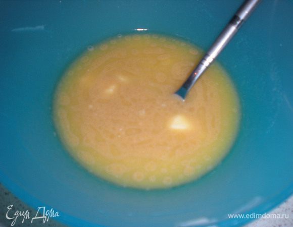 Незадолго до окончания,нужно подготовить глазурь.Растопить сливочное масло и добавить ром.Подготовить сахарную пудру.