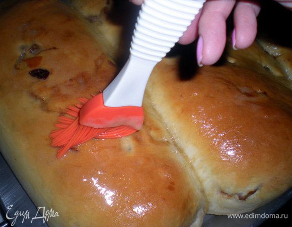 Вынимаем штоллены из духовки и сразу,пока горячие,обильно  смазываем приготовленным маслом. Если вдруг у вас вытек крем,то его тоже можно намазать сверху на штоллены.