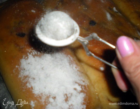 Сразу посыпаем сахарной пудрой и оставляем остывать на решетке.