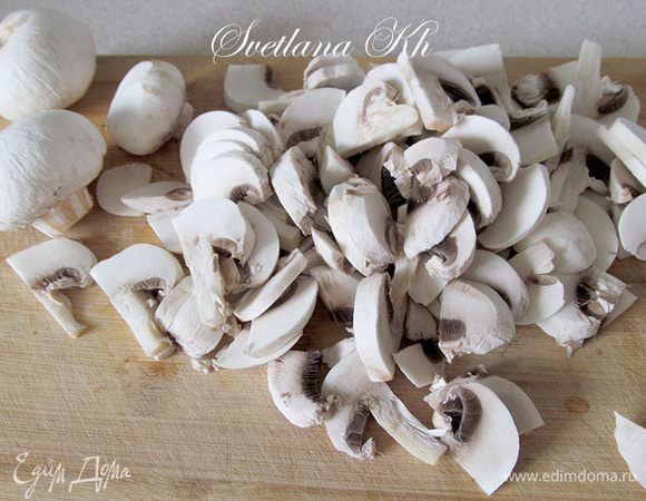 Грибы нарезать ломтиками. У меня шампиньоны, немного лесных. Соединить грибы с луком и чесноком. Посолить, приправить специями сразу же. Готовить до испарения всей жидкости.