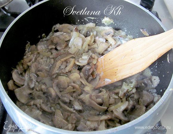 К грибам добавить сливки или сметану, горчицу, мускатный орех. Тушить 5 минут.