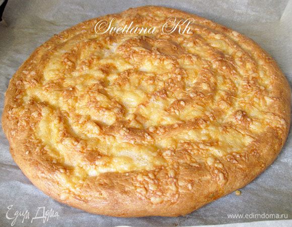 Готовую начинку выложить на испеченный ,готовый корж. Посыпать зеленью и подавать. Вкусен, как в горячем виде, так и в холодном. Тесто совсем не похоже на заварное, чем то напоминает слоеное, но нежнее и пикантнее.