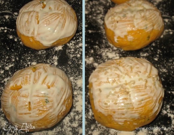 Смазать верхушку каждой булочки сметаной и посыпать кунжутом (или тмином). Выпекать в заранее разогретой до 200 градусов духовке минут 20-25. 