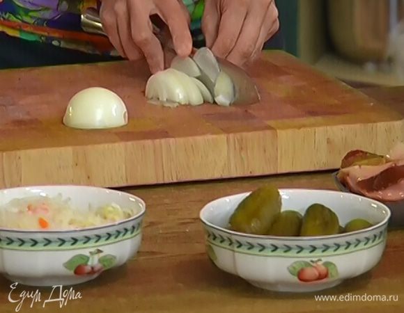 Лук почистить и нарезать полукольцами.