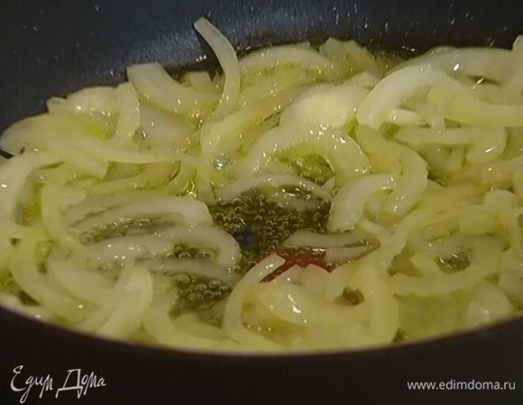 Разогреть в сковороде оливковое масло и обжарить лук до золотистого цвета.