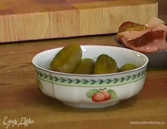 Огурцы нарезать маленькими кубиками и смешать с запеченными овощами.