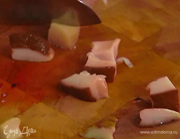 Грибы нарезать кубиками и добавить в винегрет.