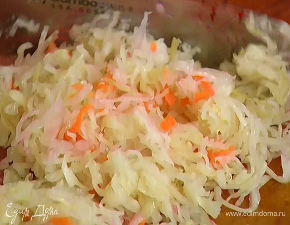 Квашеную капусту отжать, порезать и отправить к овощам.