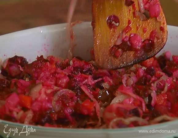 Винегрет посолить, добавить лук вместе с маслом, в котором он жарился, и перемешать. Дать винегрету настояться.