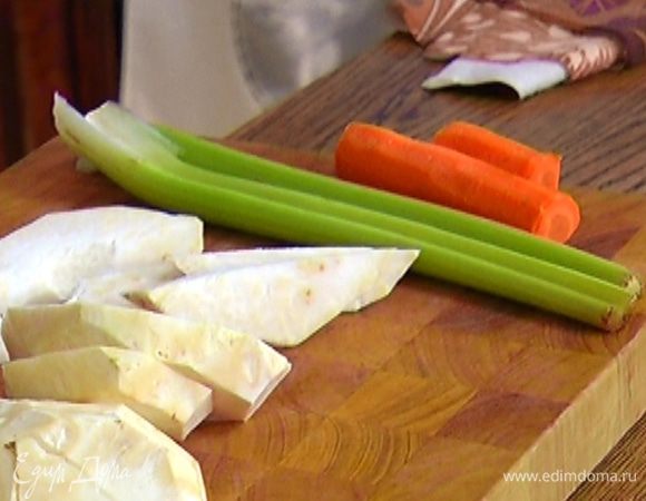 Корень сельдерея, репчатый лук и морковь почистить и нарезать маленькими кубиками.