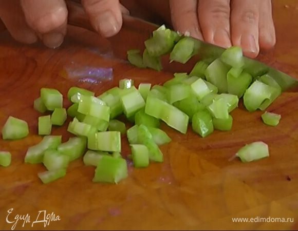 Стебли сельдерея мелко порезать.