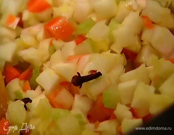 Разогреть в тяжелой кастрюле 3 ст. ложки оливкового и сливочное масло, выложить нарезанные овощи, гвоздику, тмин, можжевельник, кориандр, лавровый лист и обжаривать 5–7 минут, до прозрачности овощей.