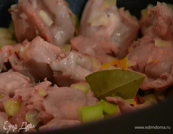 Куриные желудки вымыть, обсушить и добавить в кастрюлю с овощами, посолить, поперчить, влить вино, перемешать и дать алкоголю выпариться на сильном огне.