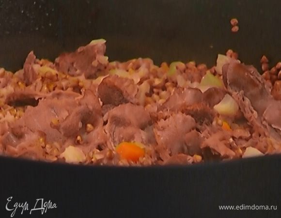 Всыпать в кастрюлю к желудочкам гречку, залить горячей водой, закрыть крышкой и продолжать готовить в духовке еще 15–20 минут до полной готовности гречки. 