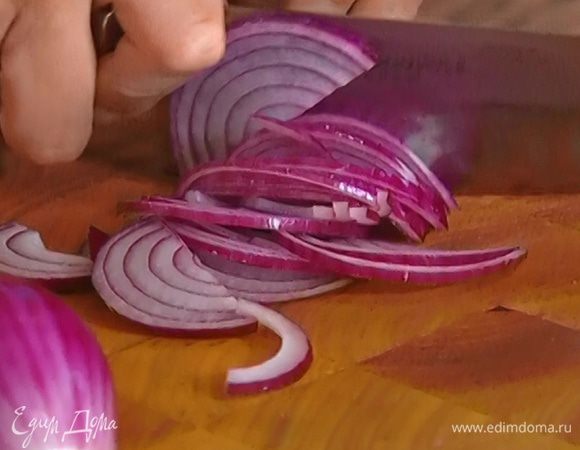 Красный лук почистить, нарезать полукольцами.