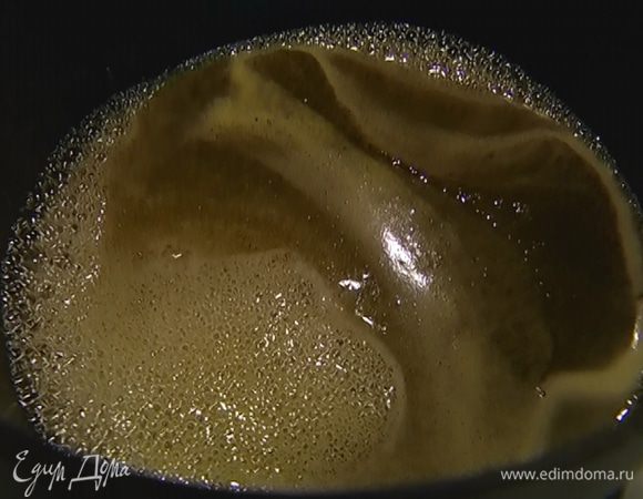 Мед поместить в тяжелую кастрюлю и разогревать на медленном огне до появления первых пузырьков, затем огонь выключить.