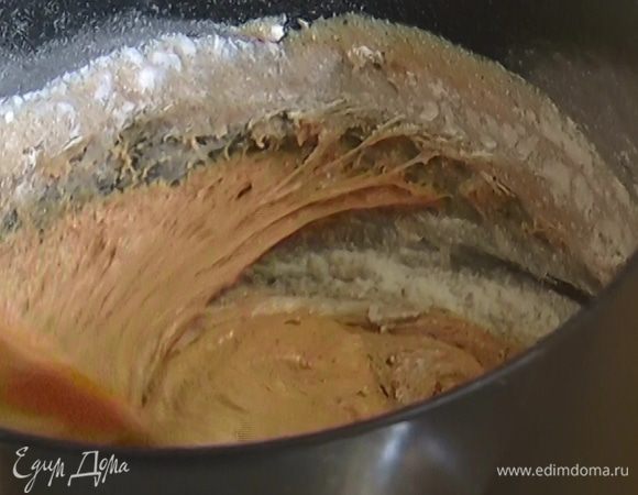 Ржаную муку соединить с измельченными специями, всыпать в горячий мед и перемешать, затем добавить корицу и соду и снова перемешать.